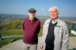 Ernst Neugebauer und Knut Menzel (l), S&ouml;hne von Opfern des Grubenungl&uuml;cks, stehen auf der Halde &bdquo;Gro&szlig;es Holz&ldquo; in Bergkamen.
