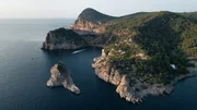 Zerklüftete Küsten prägen Spaniens „weiße Insel“ Ibiza. Zerklüftete Küsten prägen Spaniens „weiße Insel“ Ibiza.