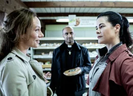 Unkonventioneller Gespr&auml;chskreis: v.l. Mona (Rebecca Indermaur) gibt den Rat des neuen Pfarrers (Murali Perumal) gleich ihrer Freundin Giulia (Tonia Maria Zindel) weiter.