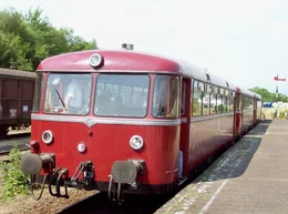 Einst in Baden-Baden, jetzt in Sempelveld: Der Uerdinger Schienenbus f&uuml;hlt sich wohl in S&uuml;dlimburg.