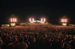 Tausende Besucher verfolgen das Konzert von Andrea Bocelli aus dem Teatro del Silenzio.