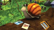 Schnecke bekommt aufregende Briefmarken aus der ganzen Welt geschenkt. Sie sammelt die Marken und träumt davon alle Orte zu besuchen, die sie auf den Briefmarken sieht. Doch für eine Schnecke ist es nicht einfach, die Welt zu bereisen und lange Wege zurück zu legen, auch wenn sie großes Fernweh hat. Schnecke bekommt aufregende Briefmarken aus der ganzen Welt geschenkt. Sie sammelt die Marken und träumt davon alle Orte zu besuchen, die sie auf den Briefmarken sieht. Doch für eine Schnecke ist es nicht einfach, die Welt zu bereisen und lange Wege zurück zu legen, auch wenn sie großes Fernweh hat.