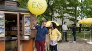 Sieht aus wie ein Werbeballon, aber eigentlich ist es eine List. Fritz (Guido Hammesfahr, l.) und Yasemin (Sanam Afrahsteh, r.) versuchen den Übeltäter zu finden, der Heftzwecken am Kiosk ausstreut - ob das klappt? Sieht aus wie ein Werbeballon, aber eigentlich ist es eine List. Fritz (Guido Hammesfahr, l.) und Yasemin (Sanam Afrahsteh, r.) versuchen den Übeltäter zu finden, der Heftzwecken am Kiosk ausstreut - ob das klappt?