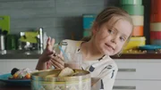 Klara (Paulina Pizarro Swartling) will sich lieber ihr eigenes Essen machen. Klara (Paulina Pizarro Swartling) will sich lieber ihr eigenes Essen machen.