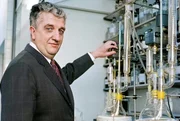 Konrad Henkel 1969 im Henkellabor. Konrad Henkel führte von 1961-1980 den Betrieb. Konrad Henkel 1969 im Henkellabor. Konrad Henkel führte von 1961-1980 den Betrieb.