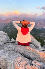Tamina Kallert am Bergmassiv &bdquo;Rosengarten&ldquo; der Dolomiten.