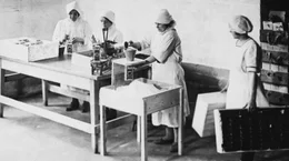 1907 ein neues Waschmittel. Die ersten Persilpakete werden abgef&uuml;llt.