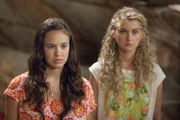 Mimmi (Allie Bertram) und Ondina (Isabel Durant) hören Zac zu, der von seinen Visionen berichtet. Mimmi (Allie Bertram) und Ondina (Isabel Durant) hören Zac zu, der von seinen Visionen berichtet.