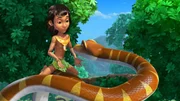 Die Schlange Kaa ist ganz angetan von Moglis Funkelding.