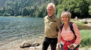 Moderatorin Annette Krause am Feldsee mit Ranger Achim Laber.