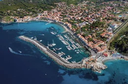 Blick auf Marciana Marina an der Nordwestk&uuml;ste der Insel Elba.