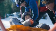 Bernhard Dörfler und Christoph Vogg, bei einem Ski-Einsatz der Bergwacht Grainau, versorgen einen Patienten. Bernhard Dörfler und Christoph Vogg, bei einem Ski-Einsatz der Bergwacht Grainau, versorgen einen Patienten.