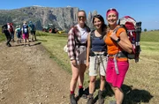 Tamina Kallert (r) und ihre Wanderbegleitung Sonja Klug (l) und Sandra Aras.