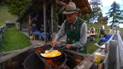 In Reißeck kocht Altbauer Hans Platzer Frigga. In Reißeck kocht Altbauer Hans Platzer Frigga.