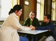 Susanne (Cheryl Shepard, li.) kann ihre Kinder Nina (Marie E. Worch) und Martin (Maximilian Seidenstücker) nicht über die Aussicht trösten, ins Heim zu müssen. Susanne (Cheryl Shepard, li.) kann ihre Kinder Nina (Marie E. Worch) und Martin (Maximilian Seidenstücker) nicht über die Aussicht trösten, ins Heim zu müssen.