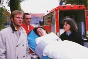 Mit Hilfe einer falschen Diagnose weist Dr. Beck (Dirk Mierau, li.) Susanne (Cheryl Shepard, Mi.) ins Krankenhaus ein, in dem auch ihr Verlobter liegt. Jutta (Claudia Loerding, re.) ahnt nichts von dem Betrug. Mit Hilfe einer falschen Diagnose weist Dr. Beck (Dirk Mierau, li.) Susanne (Cheryl Shepard, Mi.) ins Krankenhaus ein, in dem auch ihr Verlobter liegt. Jutta (Claudia Loerding, re.) ahnt nichts von dem Betrug.