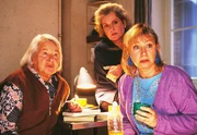 (v.li.:) Mutz (Brigitte Renner), Uschi (Barbara Freier) und Ilse (Christiane Reiff) sind schwer gefordert, damit Andreas, Walters Bruder, nicht auffliegt. (v.li.:) Mutz (Brigitte Renner), Uschi (Barbara Freier) und Ilse (Christiane Reiff) sind schwer gefordert, damit Andreas, Walters Bruder, nicht auffliegt.