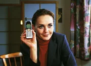 Mona (Anja Beatrice Kaul) hat es geschafft, ihr neues Geschäft aufzuziehen - eine Telefonsex-Agentur. Kittler hat ihr das dazu nötige Handy in den Knast geschmuggelt. Mona (Anja Beatrice Kaul) hat es geschafft, ihr neues Geschäft aufzuziehen - eine Telefonsex-Agentur. Kittler hat ihr das dazu nötige Handy in den Knast geschmuggelt.
