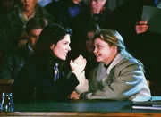 Vivi (Annette Frier, re.) wünscht Susanne (Cheryl Shepard) alles Gute für ihren Prozeß. Vivi (Annette Frier, re.) wünscht Susanne (Cheryl Shepard) alles Gute für ihren Prozeß.