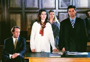 (v.li.:) Dr. Thomas Maybach (Burkhard Heyl), Susanne (Cheryl Shepard), Vivi (Annette Frier) und Rechtsanwalt Lange (Steffen Bielig) warten auf die Urteilsverkündung. Wird Susanne den Prozeß gewinnen? (v.li.:) Dr. Thomas Maybach (Burkhard Heyl), Susanne (Cheryl Shepard), Vivi (Annette Frier) und Rechtsanwalt Lange (Steffen Bielig) warten auf die Urteilsverkündung. Wird Susanne den Prozeß gewinnen?