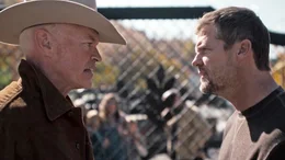 Ian Ross (Neal McDonough, l.) und sein Sicherheitschef Jeff Eriksson (Bailey Chase) haben unterschiedliche Ansichten zum Umgang mit den Fluechtlingen vor dem Tor. 

VERWENDUNG NUR IN VERBINDUNG MIT DER PROGRAMMKOMMUNIKATION. JEDE ANDERE NUTZUNG IST UNTERSAGT.