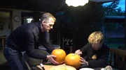 Familienvater Christian und sein Sohn kümmern sich derweil um einen gigantischen Kürbis, dem sie zu Halloween ein gruseliges Gesicht schnitzen wollen. Familienvater Christian und sein Sohn kümmern sich derweil um einen gigantischen Kürbis, dem sie zu Halloween ein gruseliges Gesicht schnitzen wollen.