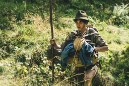 Elias (Jakob Mader) sucht fernab von den Verpflichtungen des elterlichen Hofes und der Gesellschaft das Gl&uuml;ck: Allein macht er sich auf den Weg in die Berge.
