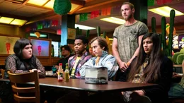 Dakota (Brittany Garms.li.), Hags (Dexter Darden), Griffin (Skyler Gisondo) und Andrew (Eduardo Franco)   (Photo by: Brett Roedel/Hulu); Dakota (Brittany Garms.li.), Hags (Dexter Darden), Griffin (Skyler Gisondo) und Andrew (Eduardo Franco)   (Photo by: Brett Roedel/Hulu)