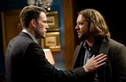 Nach dem Tod der Geliebten des politischen Newcomers Stephen Collins (Ben Affleck, l.) wird ausgerechnet ein alter Bekannter von Collins, der Reporter Cal McAffrey (Russell Crowe), auf den Fall angesetzt, der die Hintergr&uuml;nde des Todes aufkl&auml;ren und nat&uuml;rlich auch nach m&ouml;glichen Skandalen forschen soll.   +++ Die Verwendung des sendungsbezogenen Materials ist nur mit dem Hinweis und Verlinkung auf RTL+ gestattet. +++