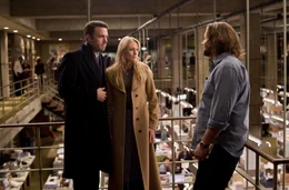 Anne (Robin Wright Penn) und Stephen Collins (Ben Affleck, l.) verabschieden sich von Cal (Russell Crowe).