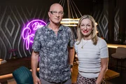 Monika Gruber und Bj&ouml;rn Thorsten Leimbach posieren f&uuml;r ein Foto