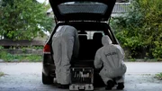 Ermittler fanden eine Blutspur im Kofferraum des Autos des Verd&auml;chtigen.