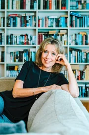 Charlotte Link zu Hause auf der Couch in Wiesbaden: Die Autorin hat sich schon früh von der eigenen Lektüre für ihr Schreiben inspirieren lassen. Charlotte Link zu Hause auf der Couch in Wiesbaden: Die Autorin hat sich schon früh von der eigenen Lektüre für ihr Schreiben inspirieren lassen.