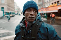 Souleymane (Abou Sangar&eacute;) versucht, sich in Paris als Essenslieferant &uuml;ber Wasser zu halten.