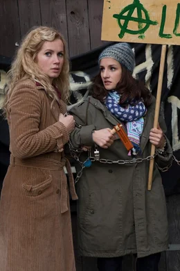 Polizistin Siggi (Cornelia Gr&ouml;schel) in der Zwickm&uuml;hle: Sie st&ouml;&szlig;t bei einer Demo auf ihre Freundin Jutta (Karoline Teska).