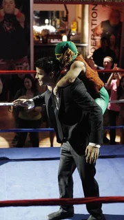 Booth (David Boreanaz, l.) kommt bei seinen Mordermittlungen in der Wrestling-Szene nicht umhin, selbst in den Ring zu steigen. (r. Darst. unbekannt) Booth (David Boreanaz, l.) kommt bei seinen Mordermittlungen in der Wrestling-Szene nicht umhin, selbst in den Ring zu steigen. (r. Darst. unbekannt)