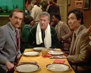 Obwohl der Fall gelöst ist, können sich Quincy (Jack Klugman, Mi.), Sam (Robert Ito, re.) und Dr. Astin (John S. Ragin) nicht wirklich freuen. Obwohl der Fall gelöst ist, können sich Quincy (Jack Klugman, Mi.), Sam (Robert Ito, re.) und Dr. Astin (John S. Ragin) nicht wirklich freuen.