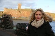 Prof. Suzannah Lipscomb in Dunbar, dem Standort von Lord Bothwells Schloss, wohin Bothwell Maria Stuart nach dem Mord an Darnley brachte. (Hit Networks Limited und Little Dot Studios/Ashley Morris)