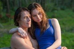 L-R: Younger Dawson (Luke Bracey) und Young Amanda (Liana Liberato)