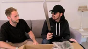 Dennis (Name geändert) aus dem Aussteigerprogramm zeigt seine Waffe. Dennis (Name geändert) aus dem Aussteigerprogramm zeigt seine Waffe.