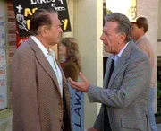Quincy (Jack Klugman, r.) organisiert vor dem Laden von Keith Zagner (Simon Oakland) eine Demonstration, da der Geschäftsmann ohne Skrupel Designer-Drogen verkauft. Quincy (Jack Klugman, r.) organisiert vor dem Laden von Keith Zagner (Simon Oakland) eine Demonstration, da der Geschäftsmann ohne Skrupel Designer-Drogen verkauft.