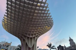 Teil der Holzkonstruktion &bdquo;Metropol Parasol&ldquo; im spanischen Sevilla bei Sonnenuntergang