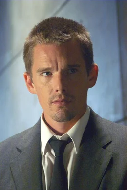 Auf dem H&ouml;hepunkt von Orlorvs Karriere heftet sich Interpol-Agent Jack Valentine (Ethan Hawke) an seine Fersen. Er ist sein gr&ouml;&szlig;tes Ziel, den Waffenh&auml;ndler Orlov endlich hinter Gittern zu bringen.  +++ Die Verwendung des sendungsbezogenen Materials ist nur mit dem Hinweis und Verlinkung auf RTL+ gestattet. +++