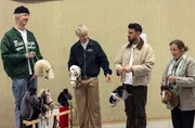 M&auml;nner, die auf Ponys stehen, v.l.n.r.: Niklas van Lipzig, David Martin, Tahsim Durgun und Tante Zeynep in Hoopte beim Hobby Horsing mit Steckenpferden.