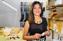 Ilaria ist Schmuckdesignerin in Rompemoldes: 20 Kunsthandwerkerinnen und Kunsthandwerker arbeiten und leben in dem Modellprojekt im Zentrum von Sevilla.