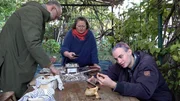 Margret, Matthias und Cedric haben derweil mit ihren gesammelten Pilzen viel vor. Margret, Matthias und Cedric haben derweil mit ihren gesammelten Pilzen viel vor.