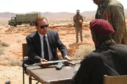 Yuri Orlov (Nicolas Cage, l.) versorgt seine Kunden in aller Welt mit Waffen und schaltet dabei seine Gef&uuml;hle aus.  +++ Die Verwendung des sendungsbezogenen Materials ist nur mit dem Hinweis und Verlinkung auf RTL+ gestattet. +++