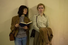 Thea (Julia Hartmann, li.) und Siggi (Cornelia Gr&ouml;schel, re.) als Frauen allein unter M&auml;nnern bei der Kriminalausbildung.  Honorarfrei - nur f&uuml;r diese Sendung bei Nennung ZDF und Julia von Vietinghoff