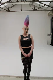 Tasmin ist ein Punk mit buntem Iro und einem burschikosen Outfit. Doch mit ihrem auffälligen Look überspielt sie eigentlich ihre Unsicherheit aufgrund ihres Albinismus. Kann das Styling Team sie überzeugen, die knalligen Farben von ihren Haaren auf ein weniger krasses Outfit zu verlagern und ein Make-up speziell für ihre Haut zu wählen?; Tasmin ist ein Punk mit buntem Iro und einem burschikosen Outfit. Doch mit ihrem auffälligen Look überspielt sie eigentlich ihre Unsicherheit aufgrund ihres Albinismus. Kann das Styling Team sie überzeugen, die knalligen Farben von ihren Haaren auf ein weniger krasses Outfit zu verlagern und ein Make-up speziell für ihre Haut zu wählen? Tasmin ist ein Punk mit buntem Iro und einem burschikosen Outfit. Doch mit ihrem auffälligen Look überspielt sie eigentlich ihre Unsicherheit aufgrund ihres Albinismus. Kann das Styling Team sie überzeugen, die knalligen Farben von ihren Haaren auf ein weniger krasses Outfit zu verlagern und ein Make-up speziell für ihre Haut zu wählen?; Tasmin ist ein Punk mit buntem Iro und einem burschikosen Outfit. Doch mit ihrem auffälligen Look überspielt sie eigentlich ihre Unsicherheit aufgrund ihres Albinismus. Kann das Styling Team sie überzeugen, die knalligen Farben von ihren Haaren auf ein weniger krasses Outfit zu verlagern und ein Make-up speziell für ihre Haut zu wählen?