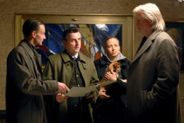 Die Polizei untersucht den Tatort: Paul Holland (Peter Simonischek), Petra Wend (Nina Proll), Kommissar Kohut (Johannes Silberschneider) und G&uuml;nther Enders (Fritz von Friedl, v.r.n.l.)